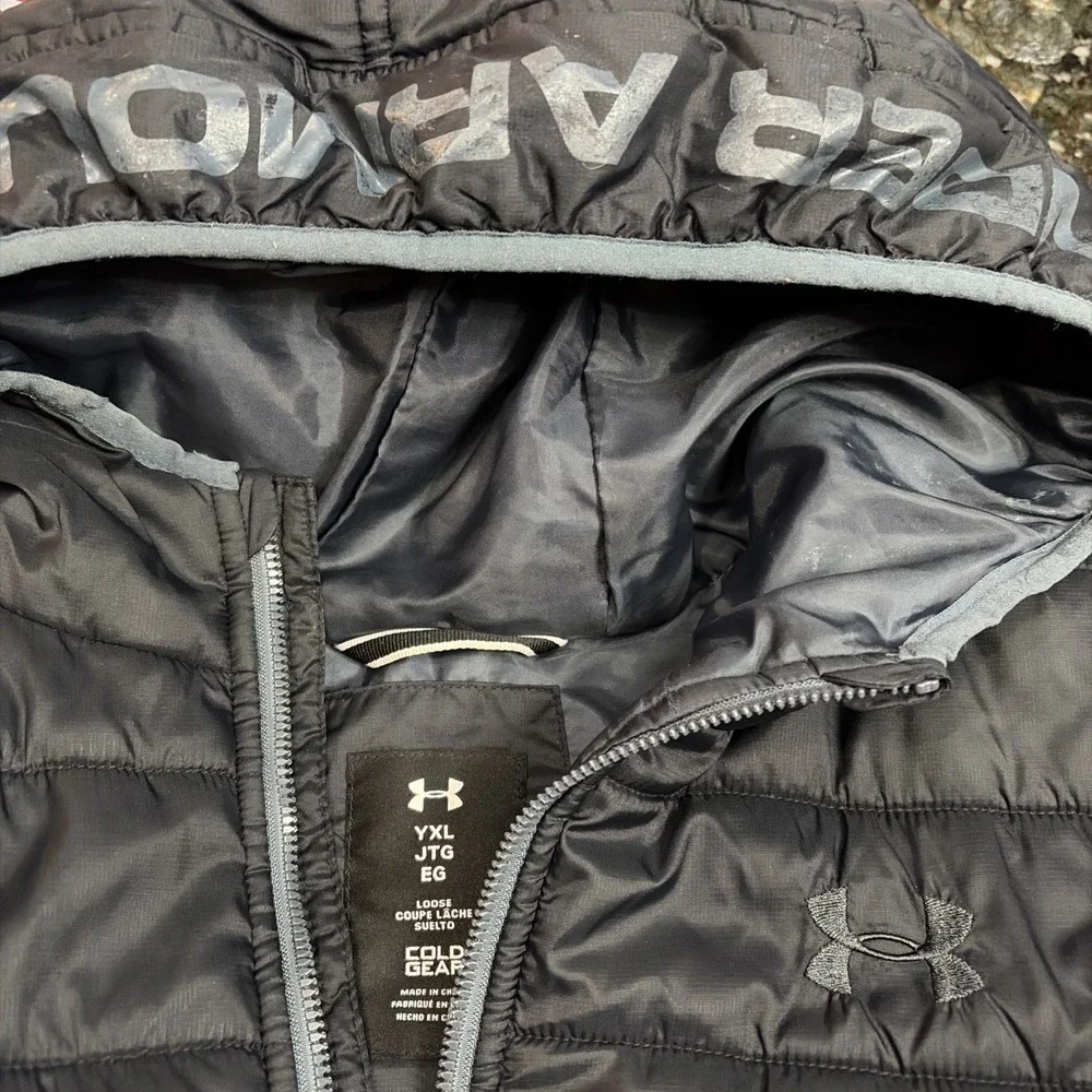 Under Armour Boy's Jacket Black Coldgear Puffer Hooded Full Zipper‎ YXL Loose